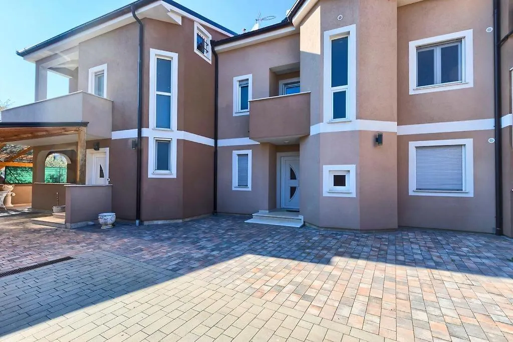 Lovely Fazana Apartments 400M From The Sea contacts